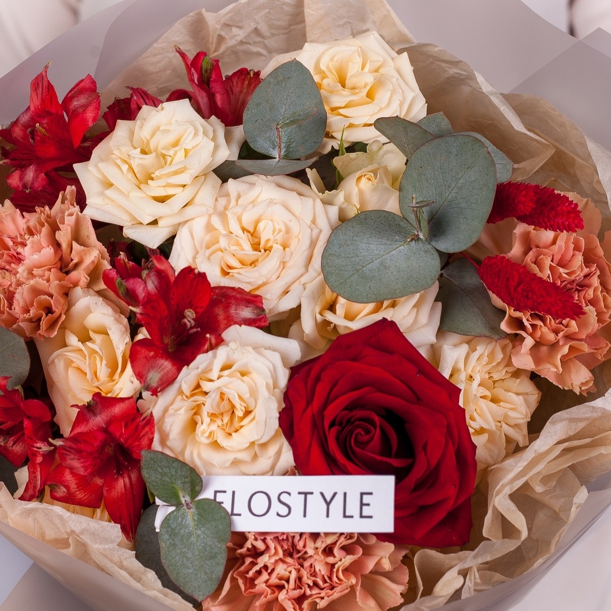 yarkij buket s krasnymi rozami 1